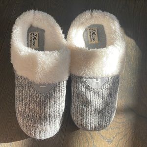 Deluxe by Dearfoams gray knit slippers